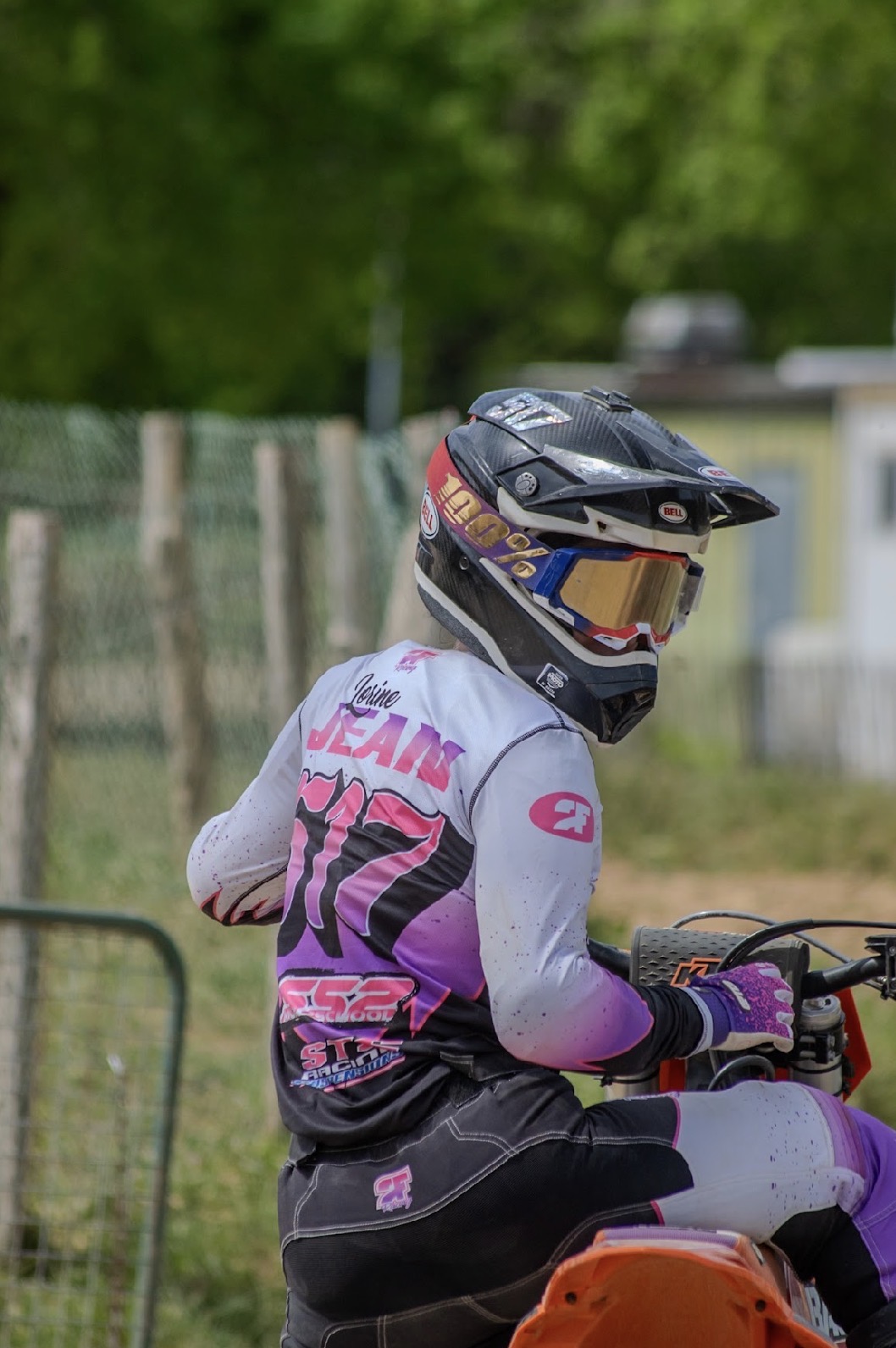 Lorine dos, casque et tenue de course
